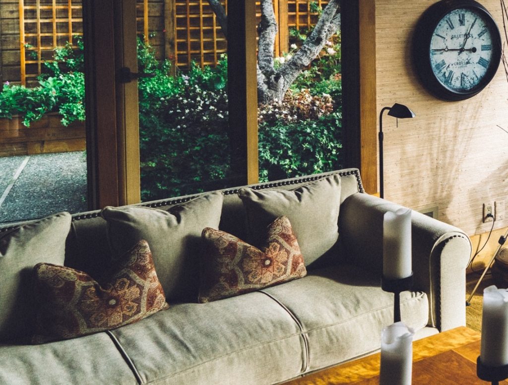 17 Tips to Arrange Pillows Like a Designer - Formal or Casual