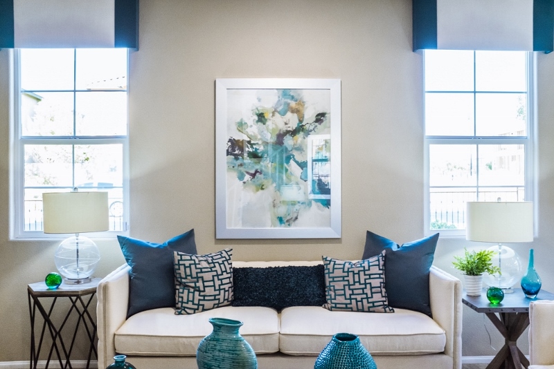 How to arrange pillows on a sofa like a designer Center Focus Supreme Accents