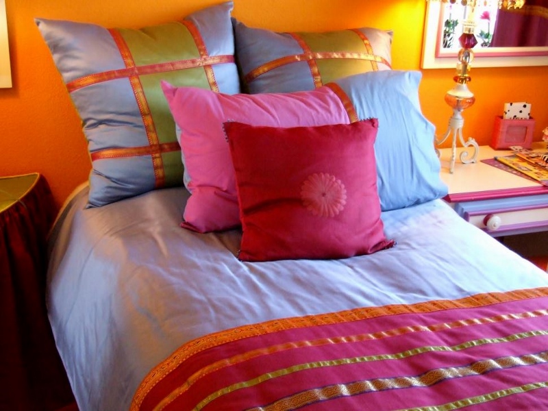 How to Arrange Pillows on a Full Bed Option 1