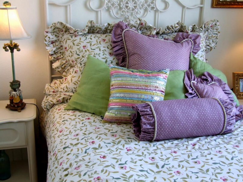 How to Arrange Pillows on a Full Bed Option 2