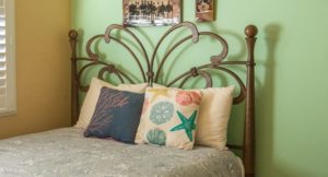 How to Arrange Pillows on a Full Bed Option 3