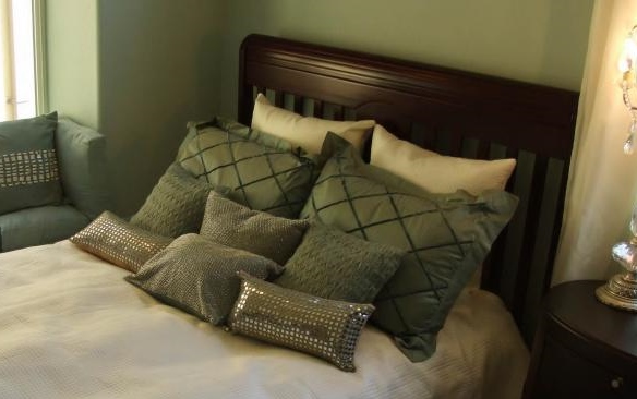 Standard pillow arrangement on a Queen bed
