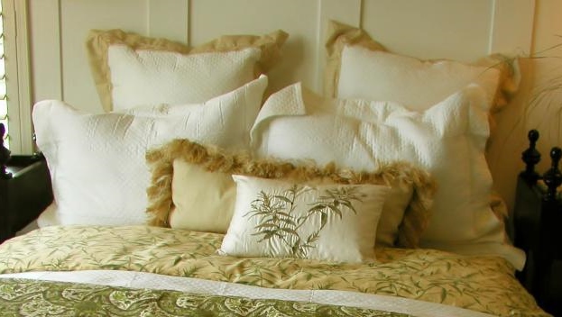 How to Arrange Pillows on a Queen Bed Option 3