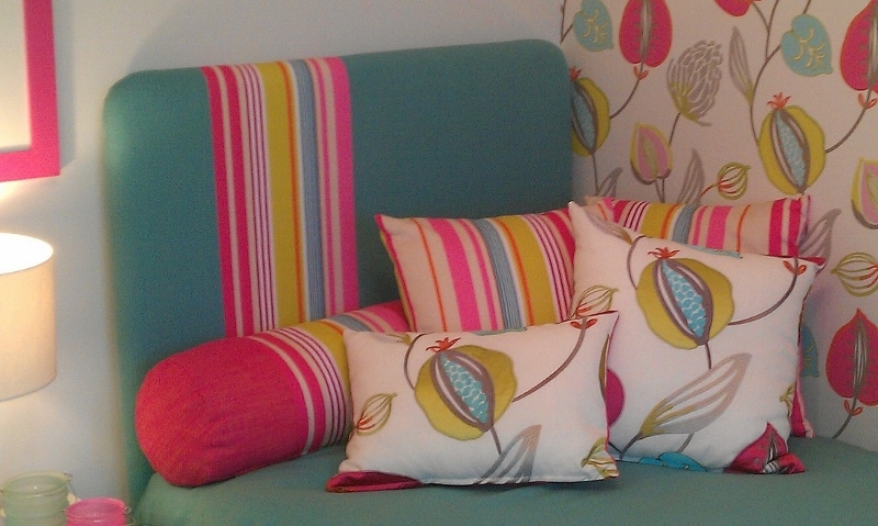 How to Arrange Pillows on a Single Bed