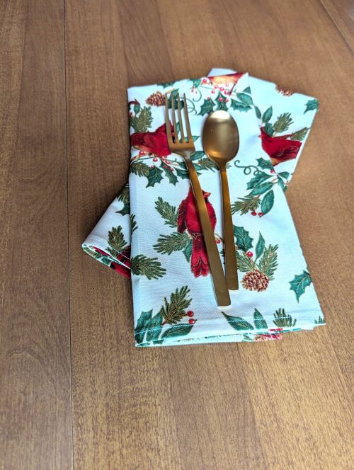 SupremeAccents_ Red Cardinals Christmas Dinner Table Napkins