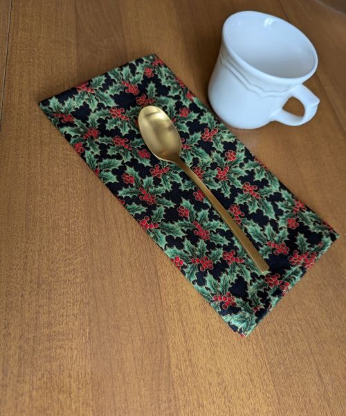 Supreme Accents 2023 Holly Berry Dinner Table Napkins