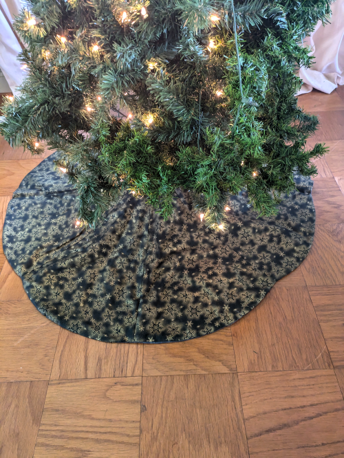 Supreme Accents Black and Gold Snowflake Tree Skirt