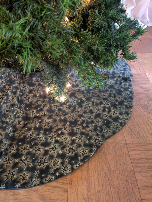 Supreme Accents Black and Gold Snowflake Tree Skirt