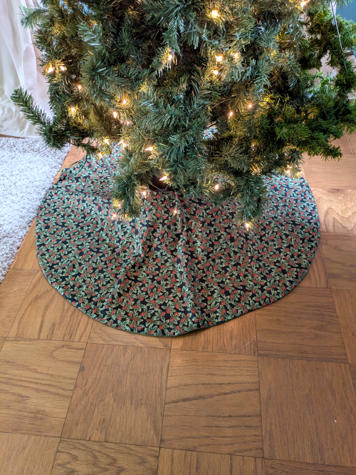 Supreme Accents 2024 Holly Berry Tree Skirt