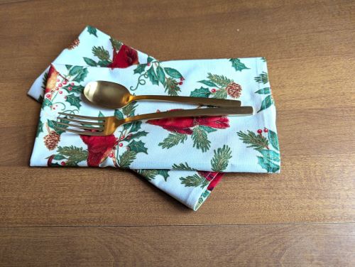 Christmas Cardinals Dinner Table Napkins - Image 2