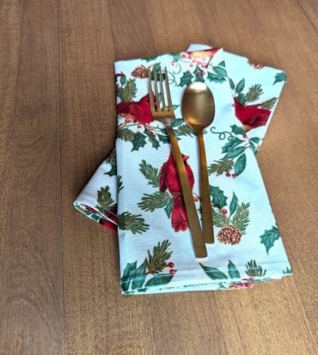 Christmas Cardinals Dinner Table Napkins - Image 4