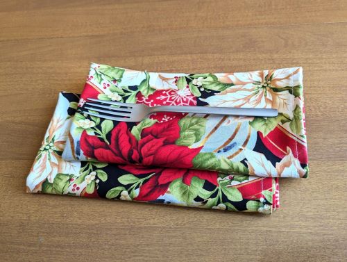 Colorful Poinsettia Dinner Table Napkins 4 Set - Image 3