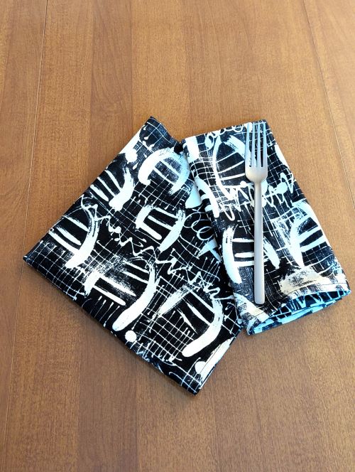 Black and White Dinner Table Napkins - Image 3