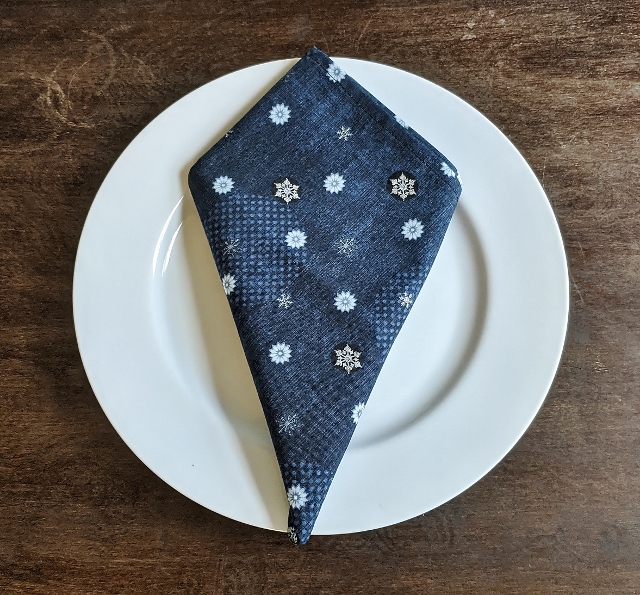 Falling Snowflakes Dinner Table Napkins - Image 4