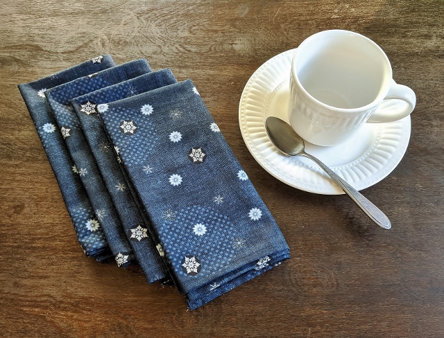 Falling Snowflakes Dinner Table Napkins - Image 2