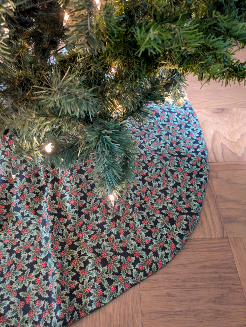 Holly & Berries Tree Skirt 45 in