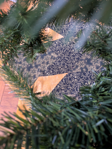 Black and Gold Tree Skirt Star - Image 7