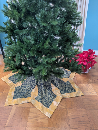 Black and Gold Tree Skirt Star - Image 2