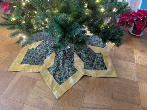 Black and Gold Tree Skirt Star