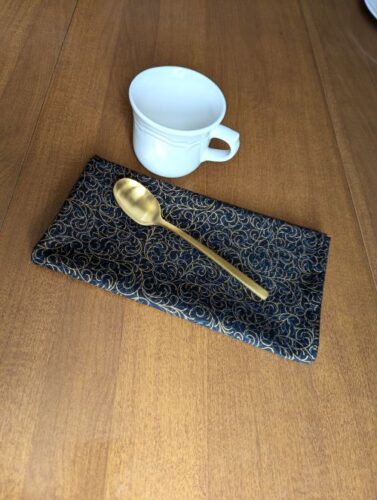 Black and Gold Dinner Table Napkins - Image 2