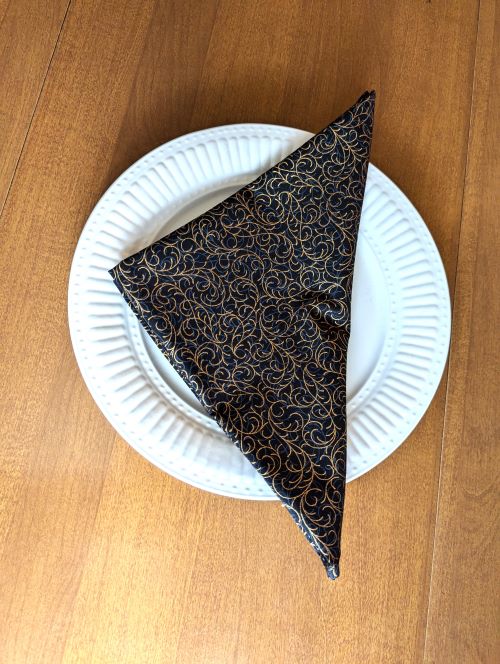 Black and Gold Dinner Table Napkins - Image 5