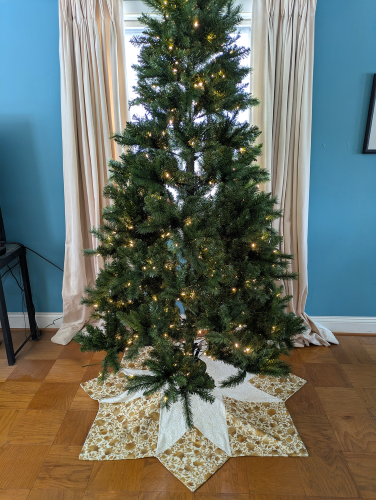 White and Gold Tree Skirt Star - Image 2