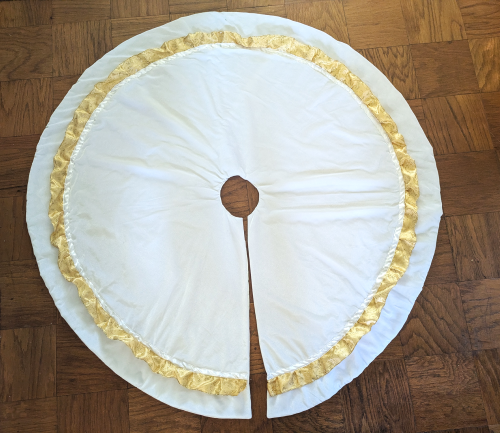 White Velvet Tree Skirt with Gold Trim - Image 4