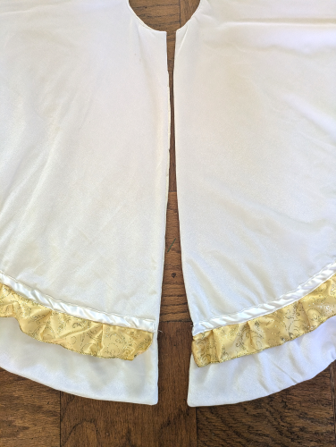 White Velvet Tree Skirt with Gold Trim - Image 5