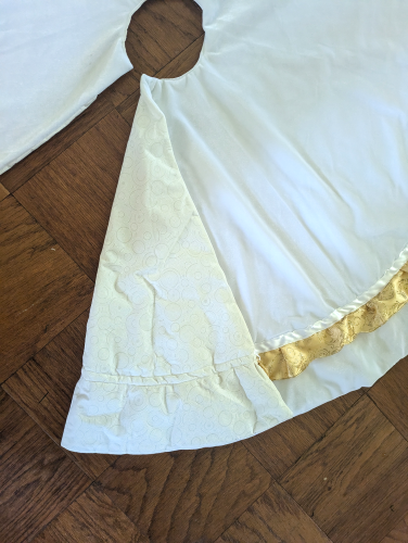 White Velvet Tree Skirt with Gold Trim - Image 6