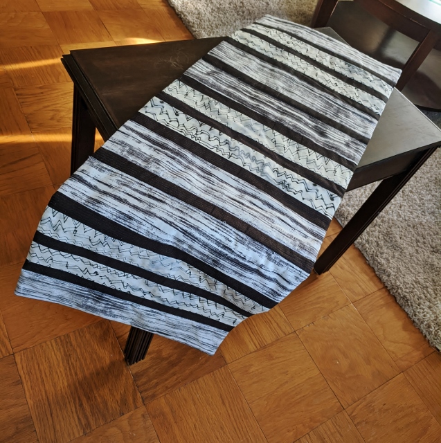 Urban Spirit Modern Table Runner Dark - Image 3
