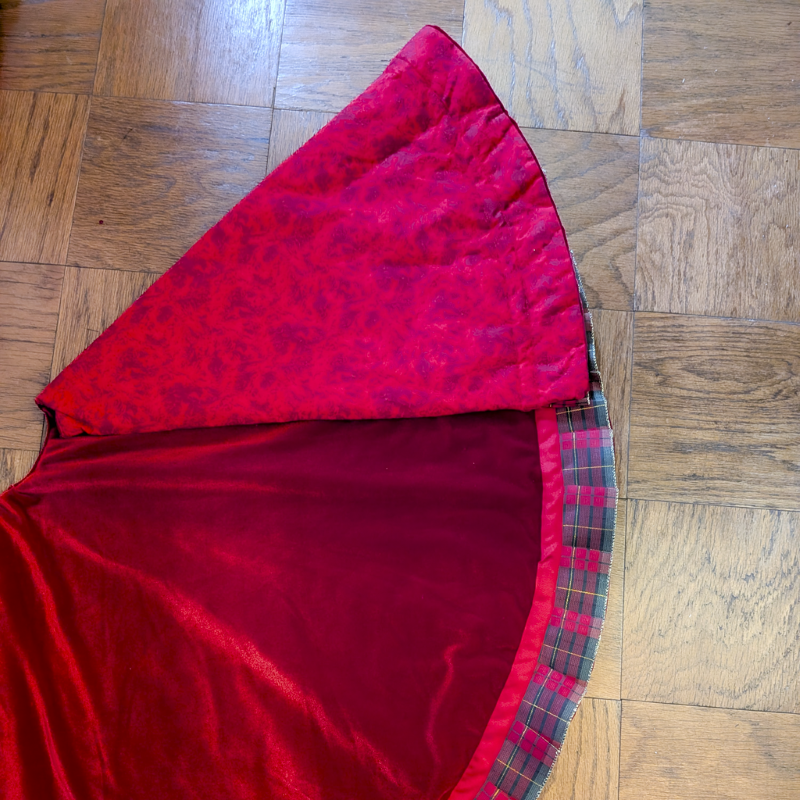 Red Velvet Tree Skirt 60 inch - Image 10