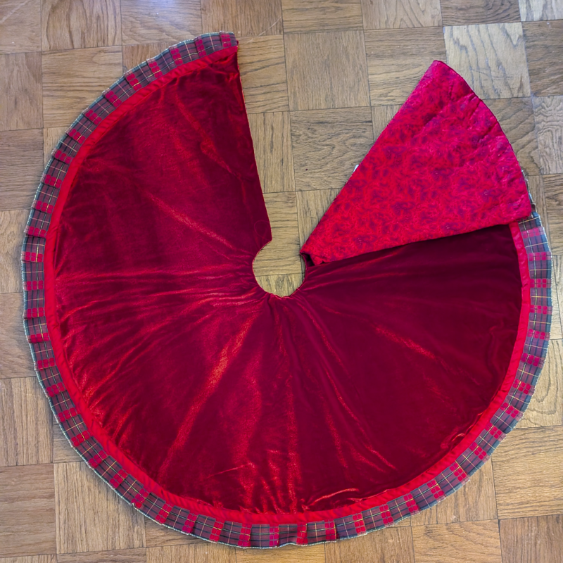 Red Velvet Tree Skirt 60 inch - Image 9
