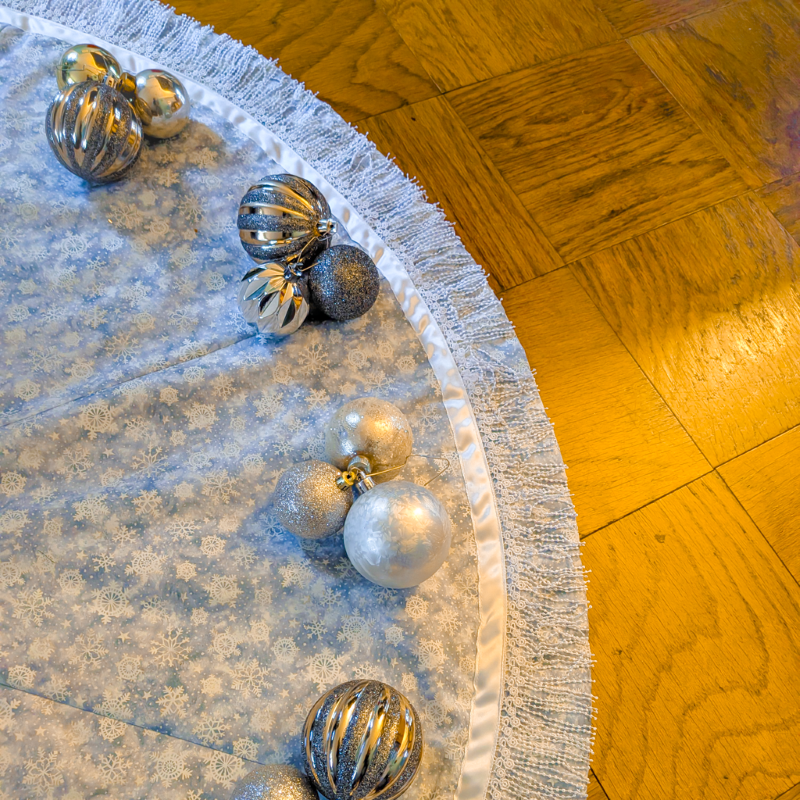 Snowflake Tree Skirt with Beaded Trim Silver and White Large Tree Skirt Luxury Tree Skirts Handmade tree Skirt Quilted Tree Skirt Supreme Accents