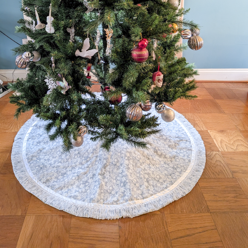 Snowflake Tree Skirt with Beaded Trim Silver and White Large Tree Skirt Luxury Tree Skirts Handmade tree Skirt Quilted Tree Skirt Supreme Accents