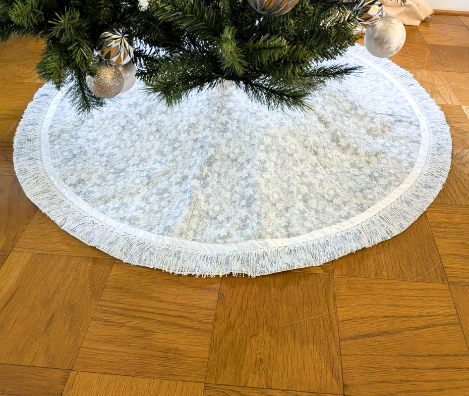 Snowflake Tree Skirt with Beaded Trim Silver and White Large Tree Skirt Luxury Tree Skirts Handmade tree Skirt Quilted Tree Skirt Supreme Accents