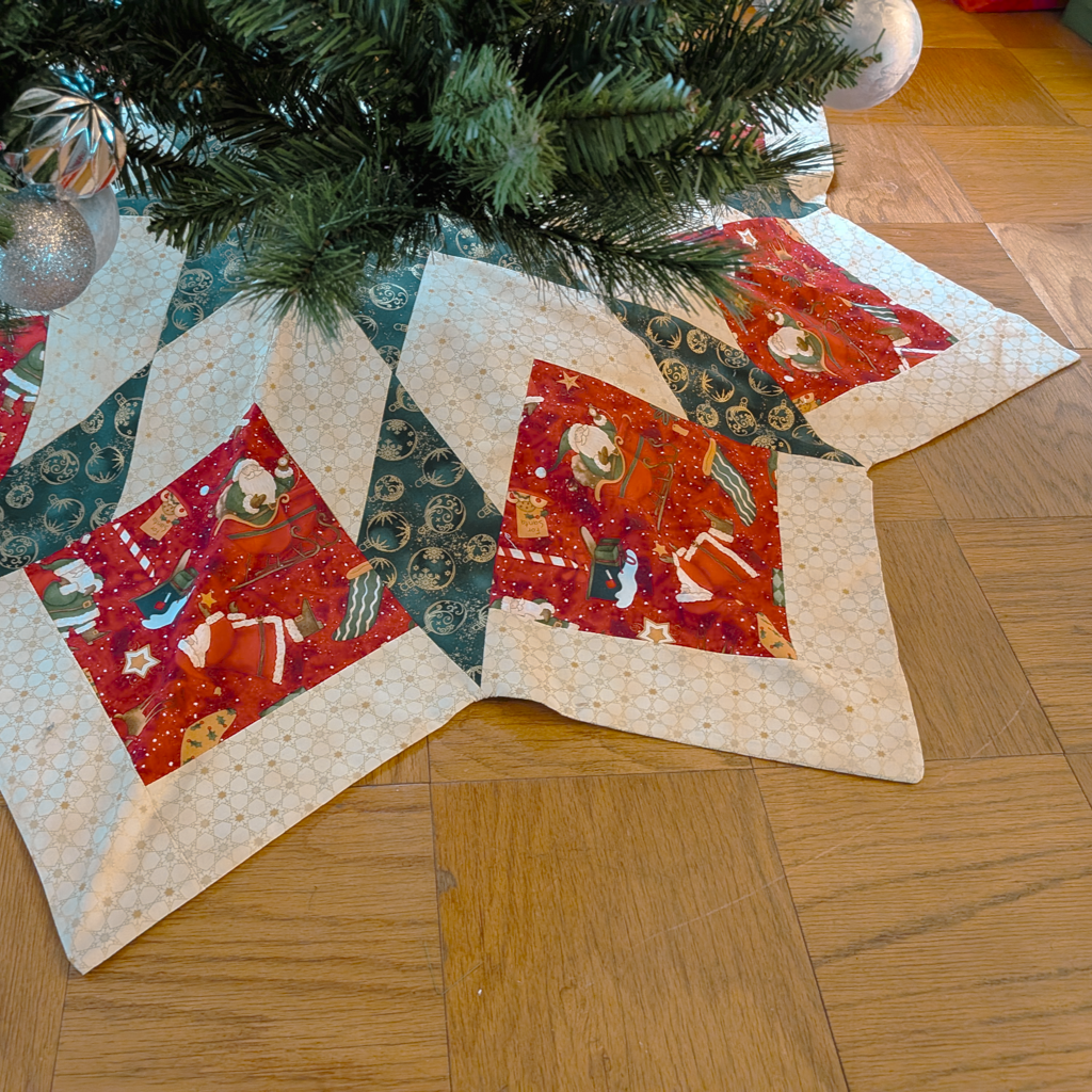 Vintage Santa Tree Skirt Christmas Tree Skirt Large Tree Skirt Luxury Tree Skirt Quilted Tree Skirt Handmade Supreme Accents